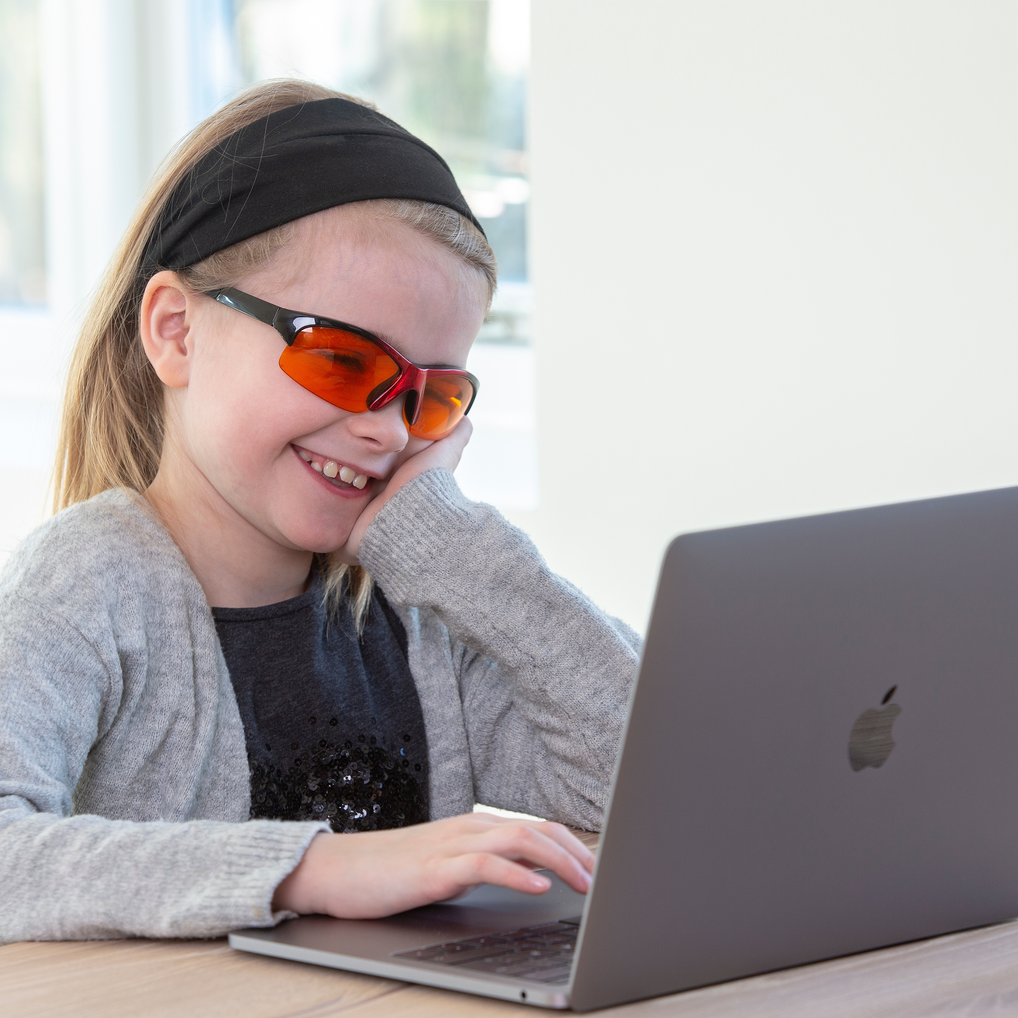 MelaMedic® COPENHAGEN III – medical blue light blocking glasses for children (6-11 years) for healthy sleep and a peaceful evening