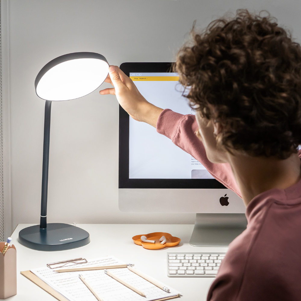 Task – 10,000 lux therapy lamp with CRI 95+ daylight spectrum, adjustable angle and ergonomic design