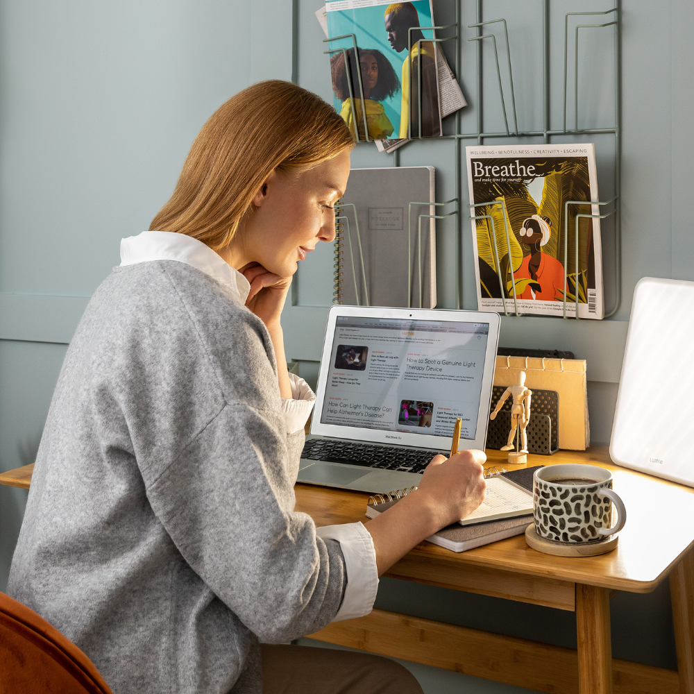 Vitamin L – medical 10,000 lux light therapy lamp with daylight spectrum and two-position stand