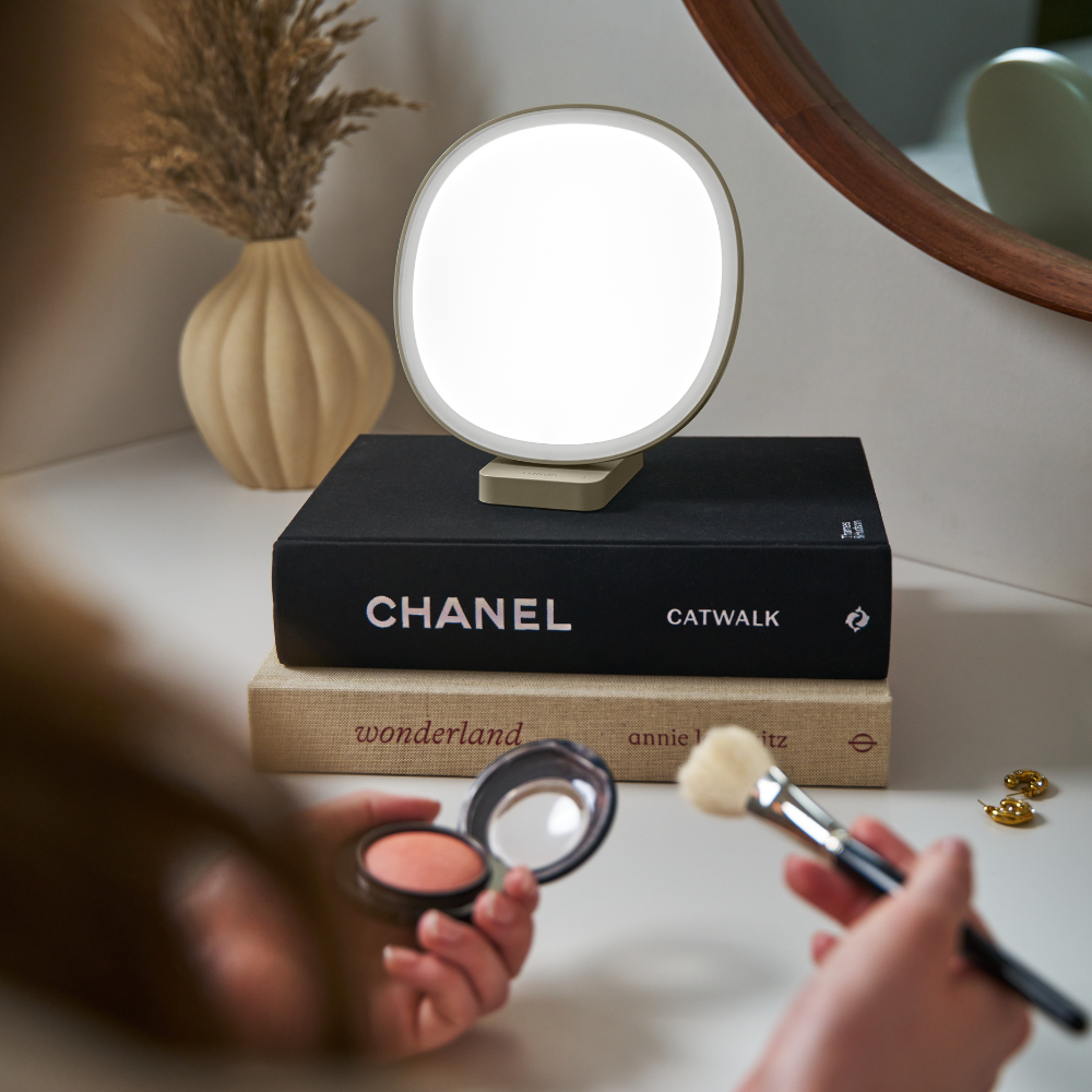 Dash – daylight quality for your workspace: 10,000 lux, CRI 95+ and ultra-natural broad spectrum lighting