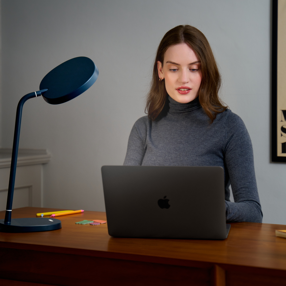 Task – 10,000 lux therapy lamp with CRI 95+ daylight spectrum, adjustable angle and ergonomic design