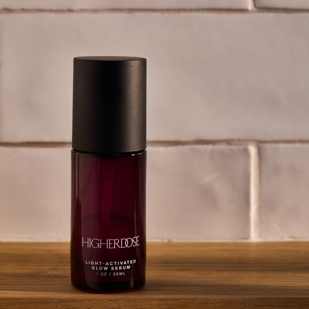 HigherDOSE Light-Activated Glow serumas su raudonos šviesos aktyvacija