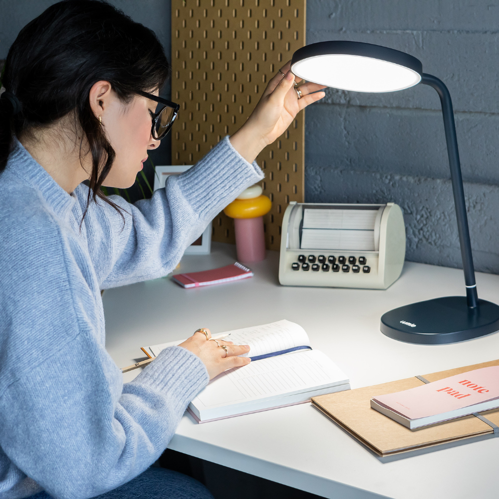Task – 10,000 lux therapy lamp with CRI 95+ daylight spectrum, adjustable angle and ergonomic design