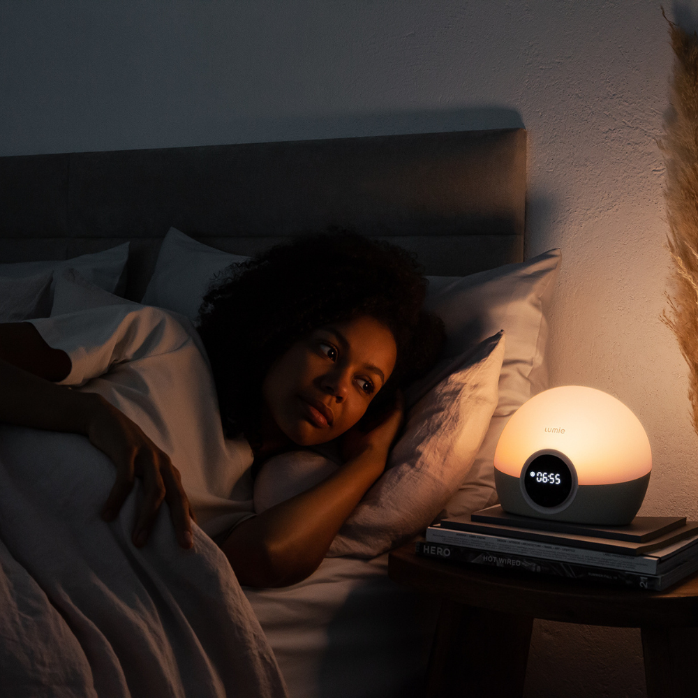 Bodyclock Spark 100 – light alarm clock with 30 min. sunrise, dimming screen and sound signal