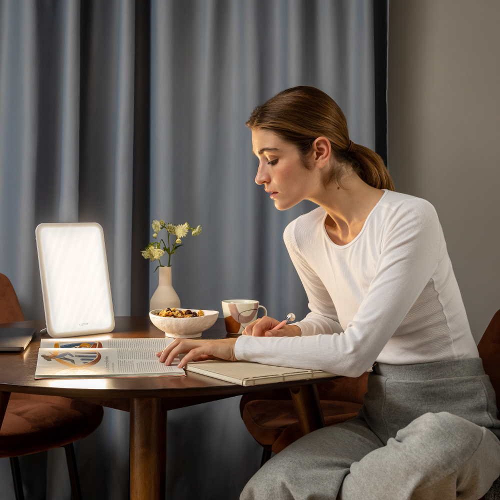 Vitamin L – medical 10,000 lux light therapy lamp with daylight spectrum and two-position stand